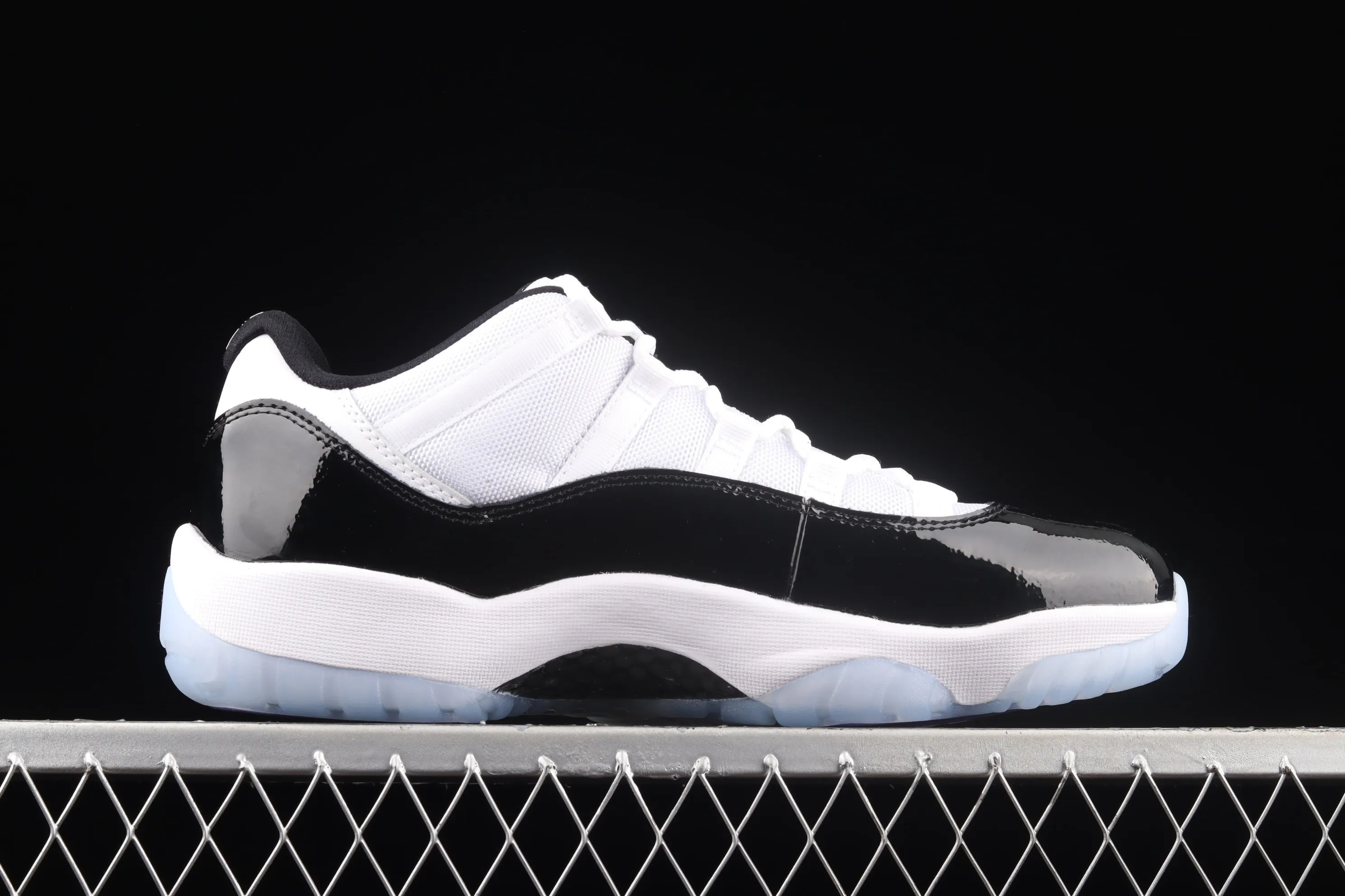 All Categories Air Jordan Jordan Series Basketball Shoes Air Jordan 11 Pure Original Version Air Jordan 11 Low "Concord" AJ11 Concord White Black Original Label Real Carbon Fiber Low-top Basketball Shoes 528895-153